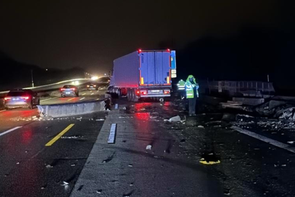 Auf der A3 bei Wiesbaden-Medenbach kommt es am Mittwochmorgen zu erheblichen Verkehrsbehinderungen: Nach einem Unfall mit einem Sattelzug in Fahrtrichtung Frankfurt ist derzeit nur der linke Fahrstreifen befahrbar, der Rückstau beträgt rund 15 Kilometer.