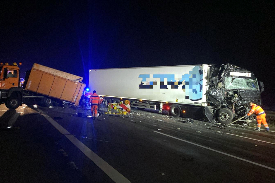 In der Nacht zu Dienstag ist es in der Baustelle auf der A3 bei Wiesbaden-Medenbach zu einem schweren Lkw-Unfall gekommen. Ein niederländischer Sattelzug prallte gegen einen Absicherungsanhänger der Autobahnmeisterei, beide Insassen wurden leicht verletzt, der Schaden geht in die Hunderttausende.