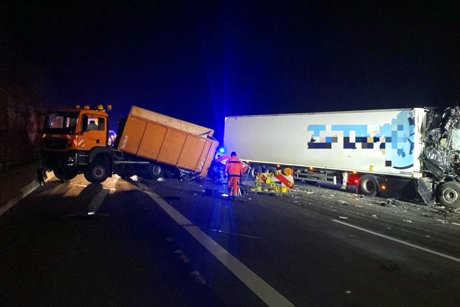 In der Nacht zu Dienstag ist es in der Baustelle auf der A3 bei Wiesbaden-Medenbach zu einem schweren Lkw-Unfall gekommen. Ein niederländischer Sattelzug prallte gegen einen Absicherungsanhänger der Autobahnmeisterei, beide Insassen wurden leicht verletzt, der Schaden geht in die Hunderttausende.