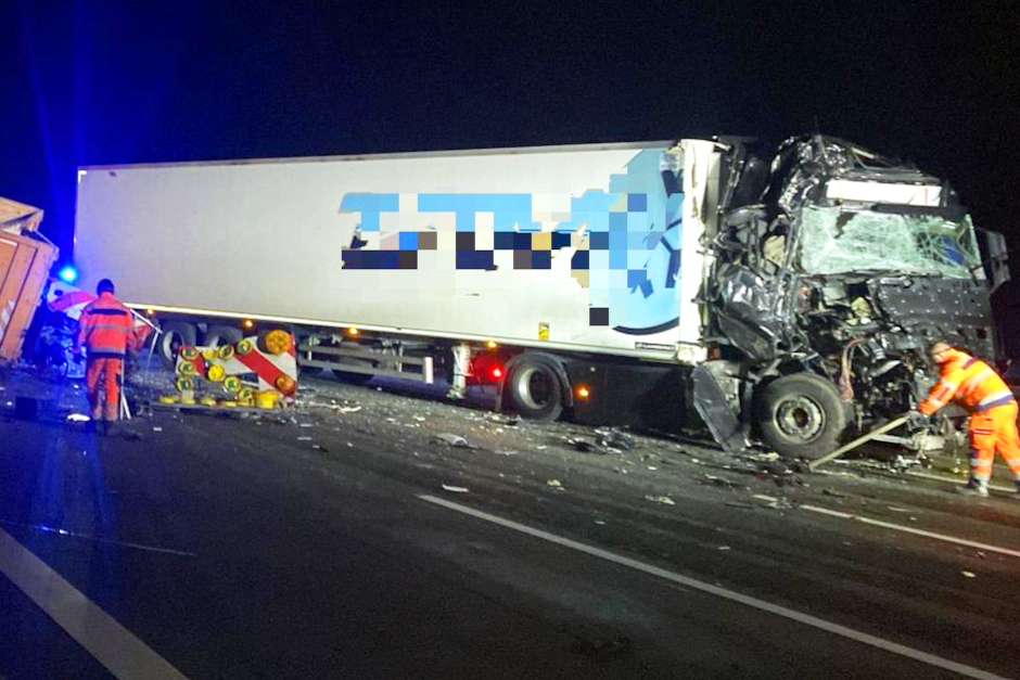 In der Nacht zu Dienstag ist es in der Baustelle auf der A3 bei Wiesbaden-Medenbach zu einem schweren Lkw-Unfall gekommen. Ein niederländischer Sattelzug prallte gegen einen Absicherungsanhänger der Autobahnmeisterei, beide Insassen wurden leicht verletzt, der Schaden geht in die Hunderttausende.