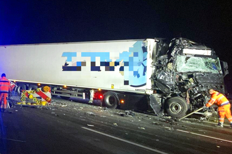 In der Nacht zu Dienstag ist es in der Baustelle auf der A3 bei Wiesbaden-Medenbach zu einem schweren Lkw-Unfall gekommen. Ein niederländischer Sattelzug prallte gegen einen Absicherungsanhänger der Autobahnmeisterei, beide Insassen wurden leicht verletzt, der Schaden geht in die Hunderttausende.