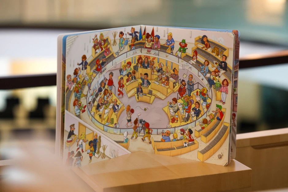 Ein Kinderbuch macht das Parlament in Wiesbaden und seine Geschichte erlebbar