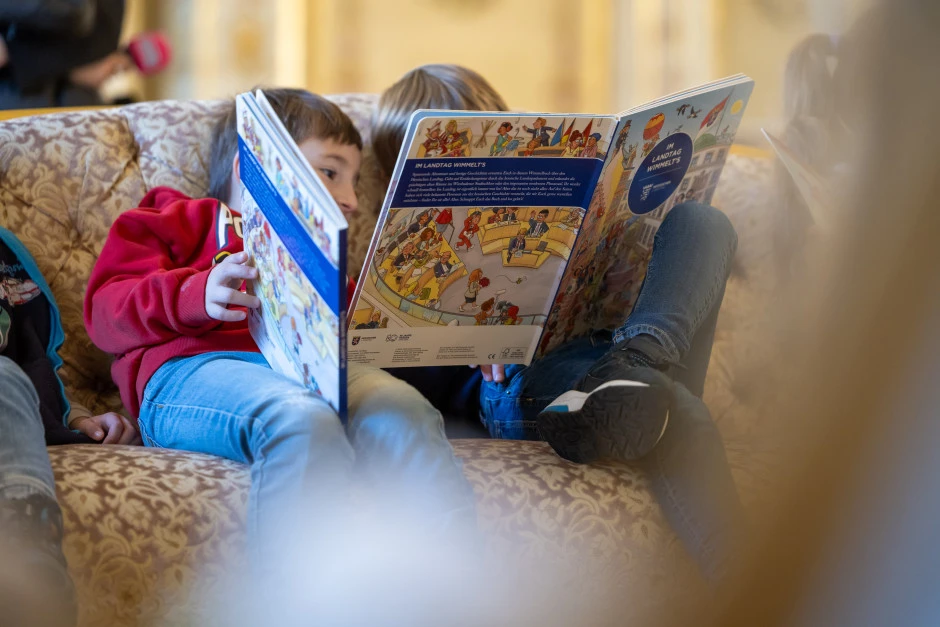 Ein Kinderbuch macht das Parlament in Wiesbaden und seine Geschichte erlebbar