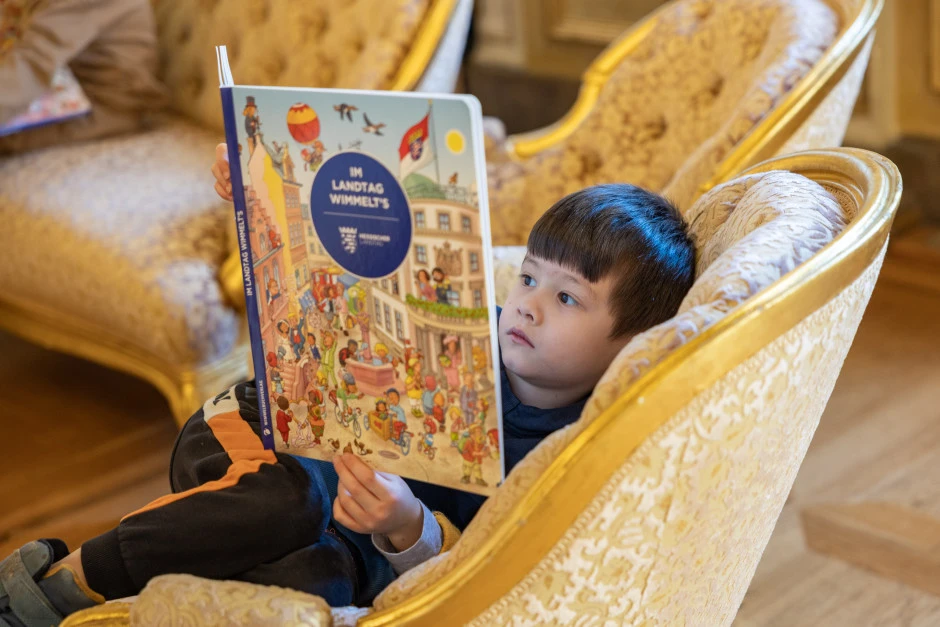 Ein Kinderbuch macht das Parlament in Wiesbaden und seine Geschichte erlebbar