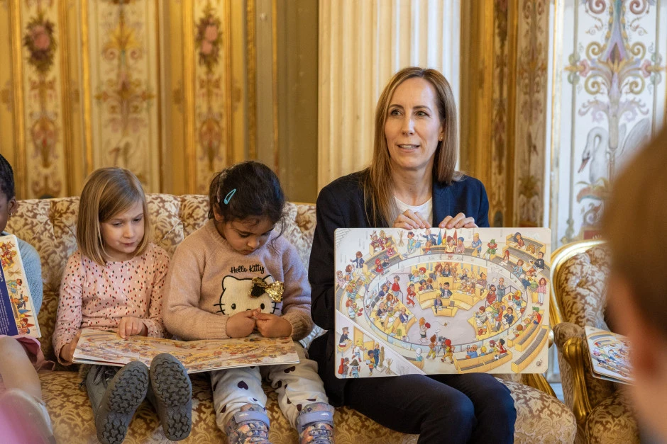Ein Kinderbuch macht das Parlament in Wiesbaden und seine Geschichte erlebbar