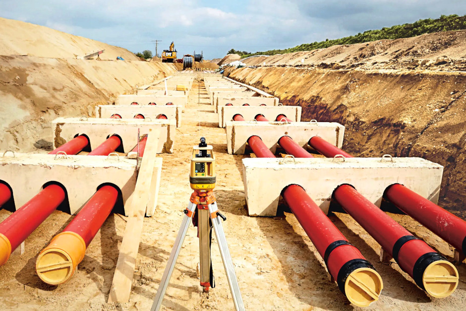 Die Energiewende erreicht den Main-Spitz-Bereich: Der Übertragungsnetzbetreiber Amprion hat die Planungen für den „Rhein-Main-Link“ konkretisiert. In der kommenden Woche tourt das Unternehmen durch die Region, um Anwohnern den exakten Verlauf der neuen Stromtrasse zu zeigen. In Wiesbaden-Kostheim können Bürger am Mittwoch direkt prüfen, ob ihr Grundstück betroffen ist.