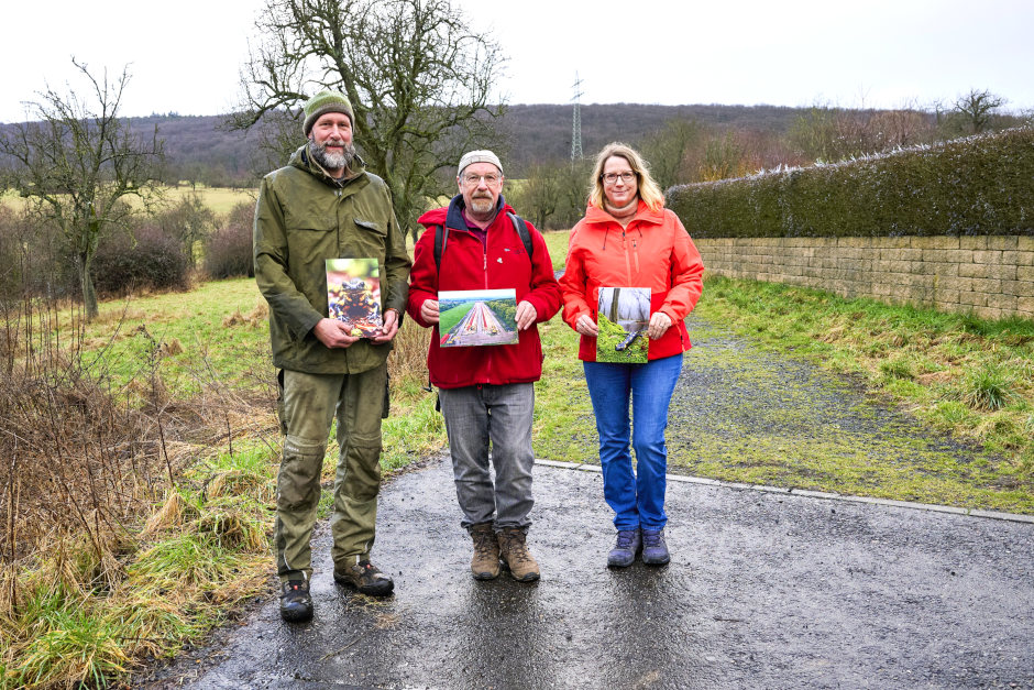 Naturjuwel in Gefahr: Zerstört die Mega-Stromtrasse das Breckenheimer Kalkflachmoor? Carsten Born (Mitglied NI Breckenheim), Dr. Werner Neumann (Vorstand BUND), Christine Görig-Hellenschmidt (Mitglied BUND und NI Breckenheim)
