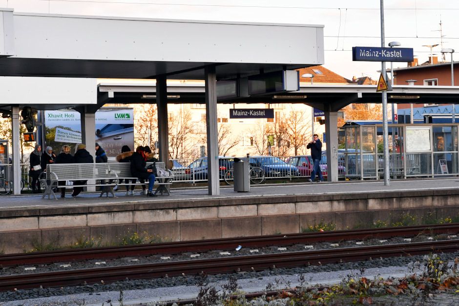 Die Landeshauptstadt Wiesbaden übt scharfe Kritik an DB InfraGo: Der barrierefreie Ausbau des Bahnhofs Kastel verzögert sich erneut – Aufzüge fehlen weiterhin. Verkehrsdezernent Andreas Kowol fordert verlässliche Zeitpläne für alle Großprojekte.