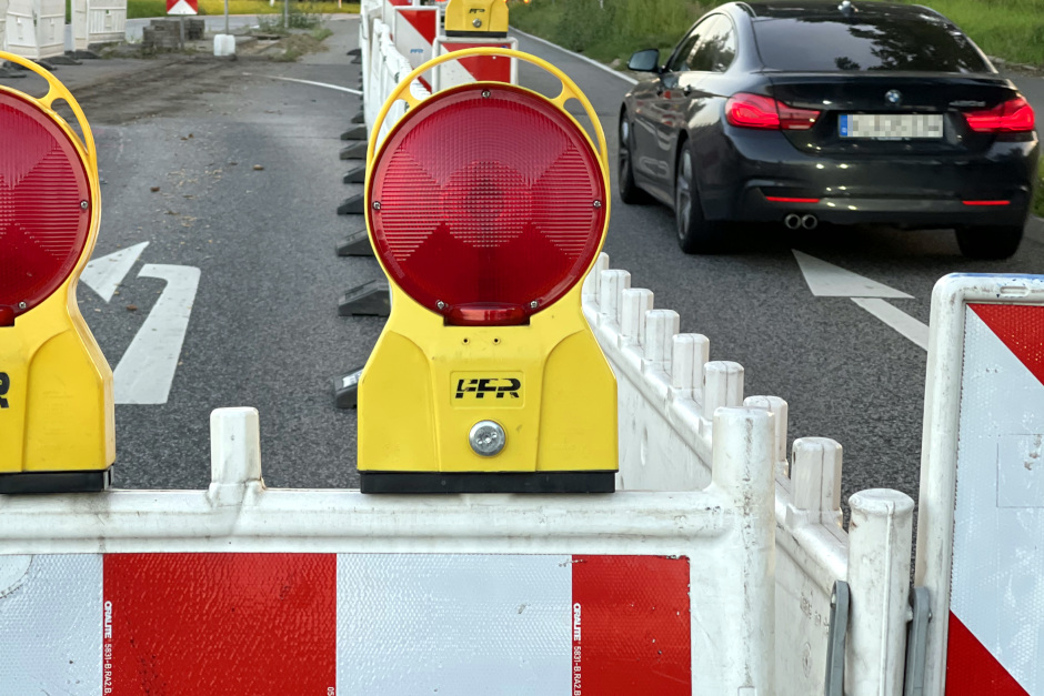 Pendler aufgepasst: Die Sanierung der Wickerbachtalbrücke an der B455 bei Wiesbaden-Naurod dauert länger als geplant. Fahrbahn einseitig gesperrt bis April wegen massiver Brückenlagerschäden. Hessen Mobil: Statikberechnungen und Winterpausen verzögern – Übergänge, Asphalt und Geländer folgen!