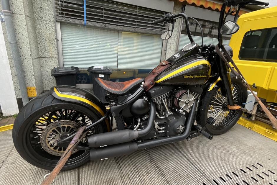 Massiver Kontrollschlag in der Landeshauptstadt: Rund 650 Beamte von Polizei, Zoll und Steuerfahndung sind am Donnerstag landesweit gegen Sozialkriminalität vorgegangen. In Wiesbaden stürmten die Einsatzkräfte neun Objekte – zeitgleich stoppten Fahnder auf der A671 bei Amöneburg einen Luxus-Mercedes, in dem sich brisante Fracht befand.