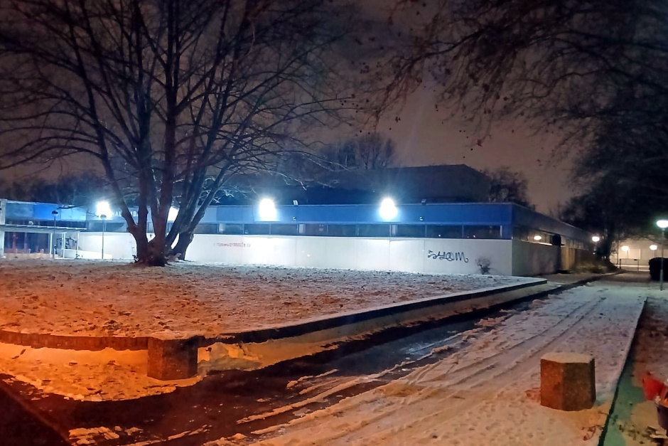 Wenn Mädchen ihre Stadt planen, wird es sicherer für alle: Nur wenige Wochen nach einem speziellen Rundgang durch Kastel und Kostheim wurde nun eine der größten „Angstzonen“ entschärft. Dank der Initiative jugendlicher Mädchen leuchtet es nun hell zwischen dem Hallenbad und der Sporthalle Kostheim.