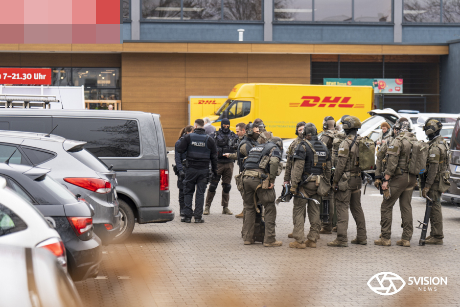 Dramatischer Polizeieinsatz Wiesbaden-Dotzheim: Mann zeigt Nachbarn Schusswaffe in "Am Hang" – SEK stürmt Wohnung, 46-Jähriger widerstandslos festgenommen. Ermittlungen wegen Bedrohung und Waffengesetz!