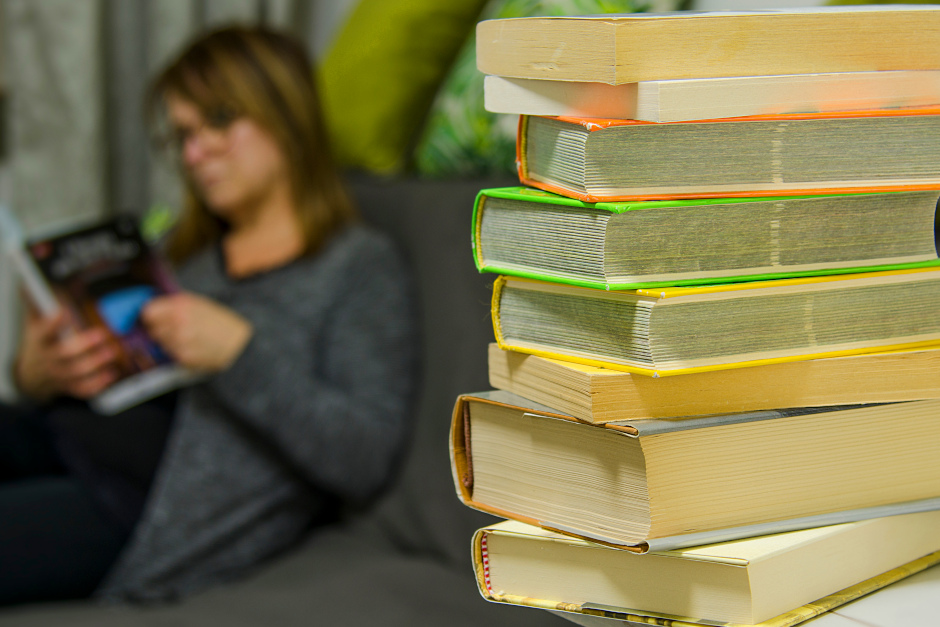Leseparty im Literaturhaus Wiesbaden. Gemeinsames Lesen in stillvoller Atmosphäre.