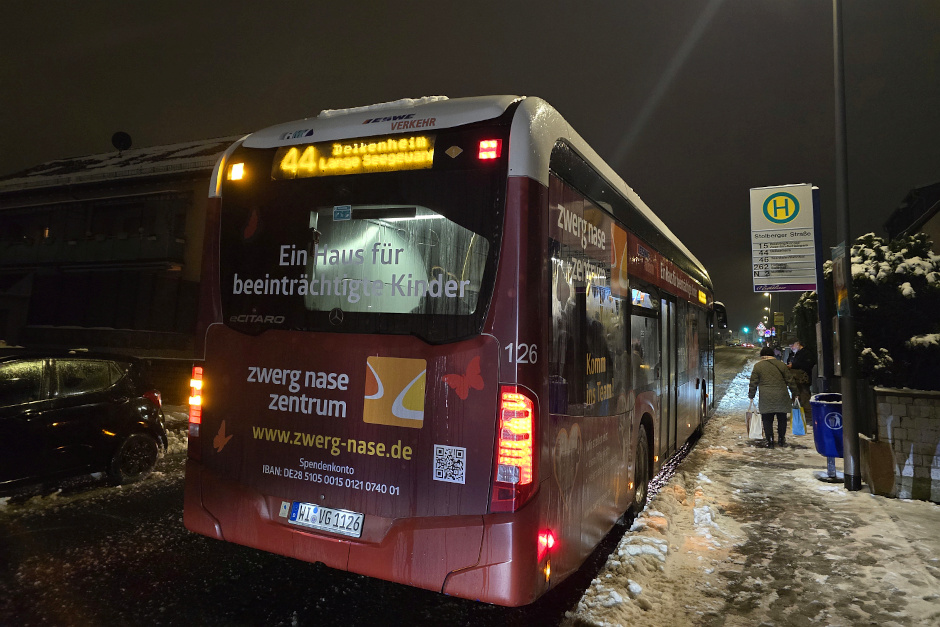 Schnee und Glätte sorgen auch am Dienstagabend für Chaos im Wiesbadener Busverkehr: ESWE fährt nur verkürzte Linien mit Kurzwenden, das Umland wird kaum erreicht. Von regulärem Fahrbetrieb ist Wiesbaden noch weit entfernt.