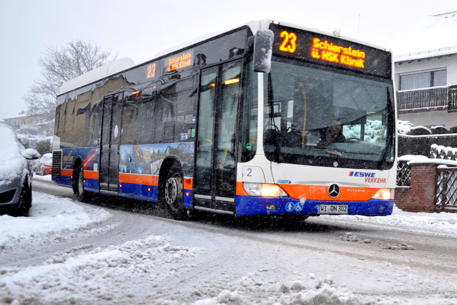 Die Straßenverhältnisse entspannen sich in Wiesbaden. Am späten Dienstagnachmittag, 3. Februar 2026, nahm ESWE Verkehr den Linienverkehr schrittweise wieder auf. Nach der Total-Einstellung wegen starken Schneefalls sind erste Busse unterwegs – allerdings mit Einschränkungen.