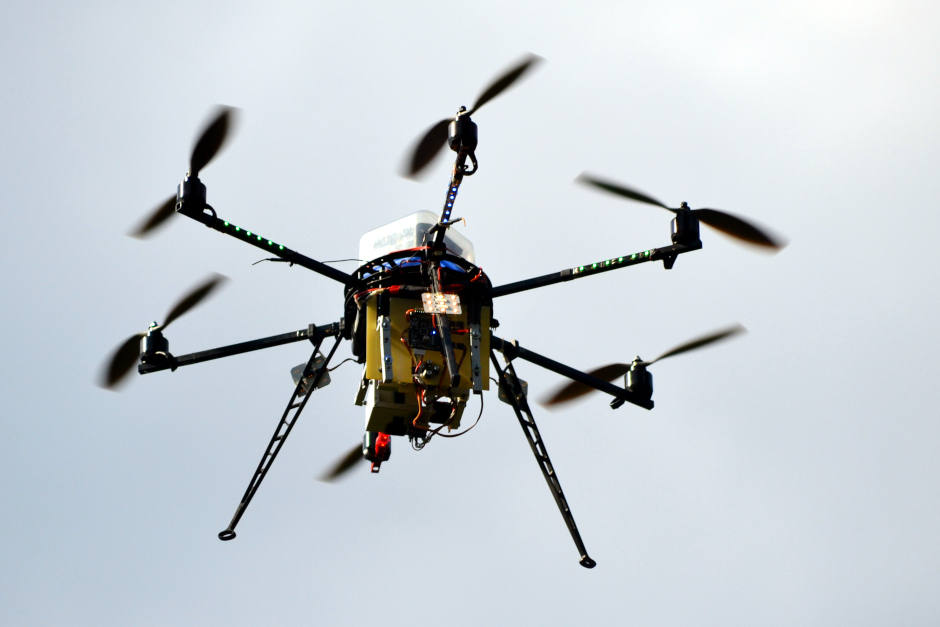 Drohnen im Anflug: Präzise Luftvermessung in Erbenheim/Ostfeld startet! Vom 3. bis 20. März surren Drohnen über Wiesbaden-Erbenheim: Das Tiefbauamt erfasst B455 und Gebäude exakt per Photogrammetrie und Laserscan – für sichere Planung im Ostfeld-Projekt. Leichter Lärm möglich, Datenschutz gewährleistet!