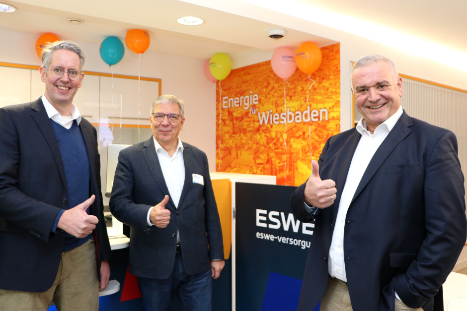 Machten sich direkt ein eigenes Bild vom neugestalteten ESWE Energie CENTER (v. l.): ESWE-Vorstandsmitglied Dr. Oliver Malerius, OB Gert-Uwe Mende und ESWE-Vorstandsvorsitzender Jörg Höhler.