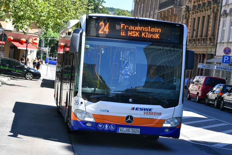 Am Rosenmontag (16. Februar) verwandelt sich Wiesbaden-Frauenstein wieder in eine närrische Hochburg. Damit die Besucherströme sicher zum Umzug und zur anschließenden Hof-Party gelangen, passt ESWE Verkehr den Fahrplan der Linie 24 an und schickt zusätzliche Pendelbusse auf die Strecke. Hier erfahren Sie, wo die Busse enden und welche Haltestellen entfallen.