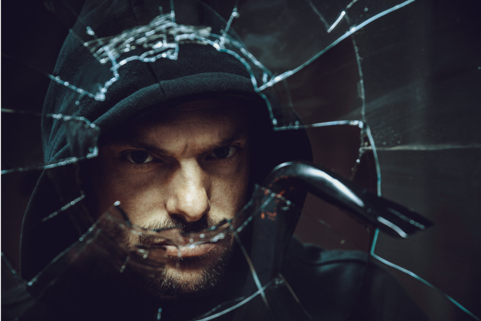 Zwischen Samstag und Montag drangen Einbrecher in eine Apotheke in der Daimlerstraße in Wiesbaden ein. Die Täter öffneten gewaltsam ein Kellerfenster, gelangten so in die Räume, durchsuchten diese und flüchteten anschließend mit Diebesgut in unbekannter Höhe.