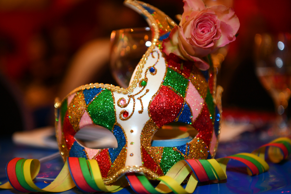 In Wiesbaden-Erbenheim trifft am kommenden Wochenende tiefe Gläubigkeit auf närrischen Frohsinn. Neben der romantischen Valentins-Messe steht die traditionelle Fastnachtspredigt im Fokus der Gemeinde. Ein Format, das beweist: Glaube und Humor sind kein Widerspruch, sondern zwei Seiten derselben Medaille.