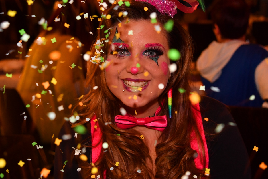 Wenn sich am Sonntag, 8. Februar 2026, um 16:33 Uhr der Vorhang im Kurhaus Wiesbaden hebt, wird schnell klar: Hier geht es nicht um „irgendeine“ Sitzung. Die Mischung aus prachtvollem Saal, perfekter Technik und liebevoll inszeniertem Programm macht die Prunksitzung der Erbenheimer Brummer zu einem der Höhepunkte der Kampagne in der Landeshauptstadt.