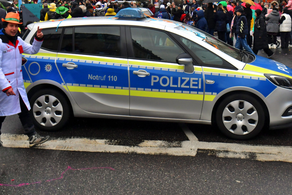 Helau in AKK! Am Samstag, 14. Februar, verwandeln sich Mainz-Kastel und Mainz-Kostheim wieder in eine närrische Hochburg. Doch der traditionelle Fastnachtsumzug bringt in diesem Jahr eine Besonderheit mit sich: Wegen einer Baustelle wurde die Route kurzfristig angepasst. Autofahrer müssen sich zudem auf weitreichende Sperrungen und strikte Halteverbote ab den frühen Morgenstunden einstellen.