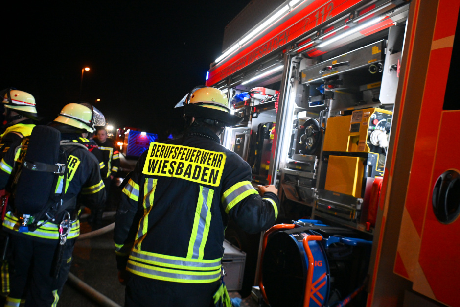 Dramatischer Einsatz in Wiesbaden-Delkenheim: Am frühen Dienstagmorgen, 3. Februar 2026, gegen 06:20 Uhr, flammte in einer Wohnung in der Landwehrstraße ein E-Scooter-Akku auf. Dank schnellen Einsatzes blieb eine Ausbreitung verhindert, doch vier Bewohner erlitten Rauchvergiftungen.
