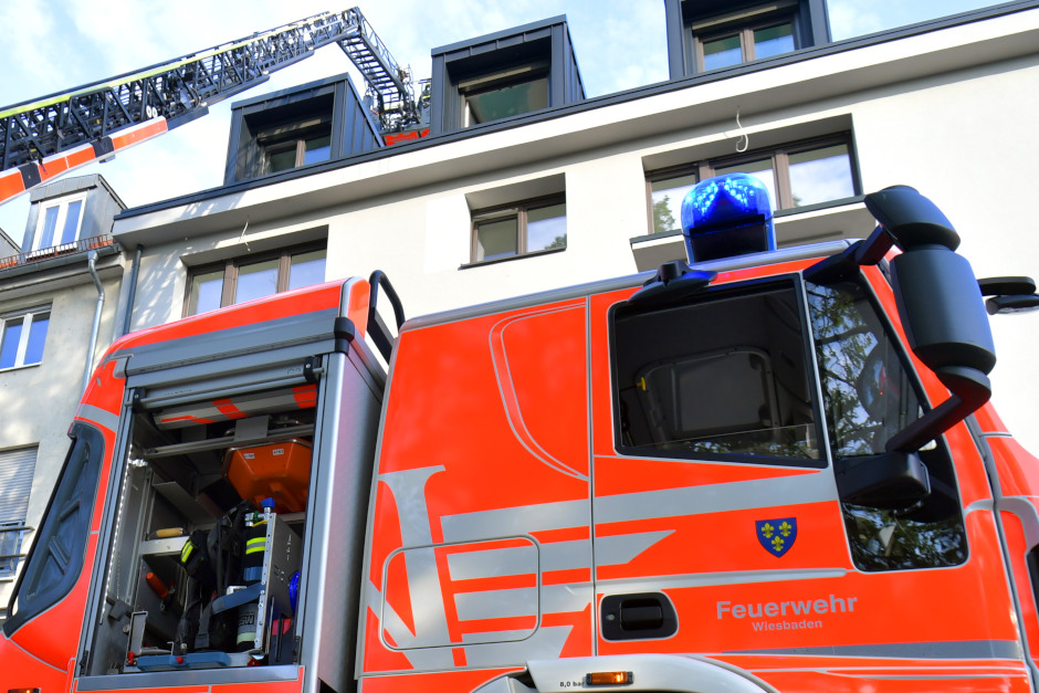 Schrecksekunden am Donnerstagmorgen in der Blumenthalstraße in Wiesbaden. Ein Feuer im Eingangsbereich einer Wohnung hat für einen massiven Feuerwehreinsatz gesorgt. Dichter Rauch schnitt Bewohnern den Fluchtweg ab, woraufhin die Retter mehrere Personen ins Freie bringen mussten. Die Kripo geht nun einem schrecklichen Verdacht nach.