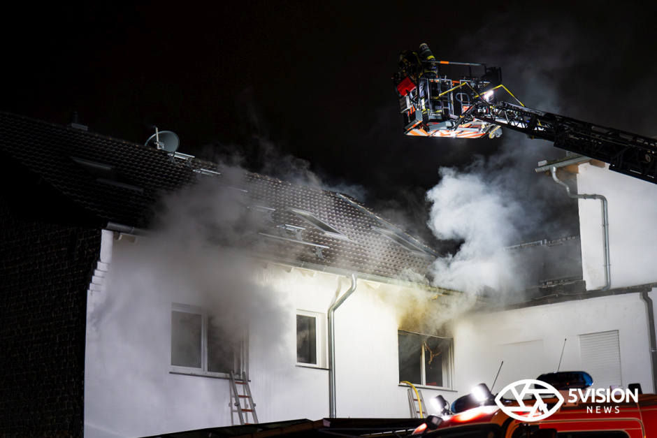 In einem Mehrfamilienhaus in Wiesbaden Kostheim ist es am Dienstagabend zu einem Wohnungsbrand gekommen, bei dem drei Menschen über Leitern aus dem Gebäude gerettet wurden. Zwei von ihnen mussten später in Krankenhäuser gebracht werden