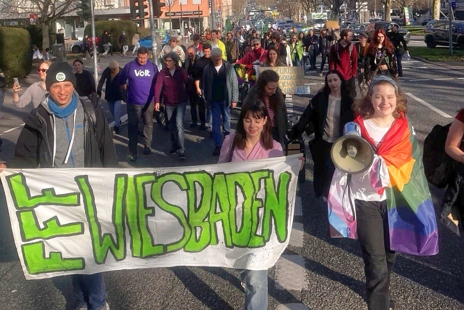 Am Freitagnachmittag hat Fridays for Future Wiesbaden im Vorfeld der Kommunalwahl am 15. März zu einer Demonstration in der Innenstadt aufgerufen. Rund 100 Teilnehmerinnen und Teilnehmer zogen vom Heavy Luggage durch die City und forderten ambitioniertere Klimapolitik. Vertreter*innen verschiedener Initiativen unterstützten den Protest.
