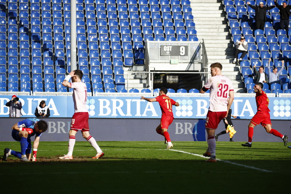 SV Wehen Wiesbaden siegt in der Nachspielzeit mit dem 2:1 Tor von Tarik Gözüsirin