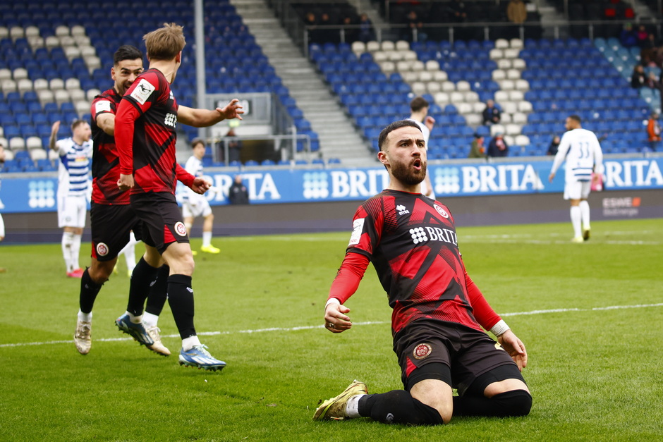 SV Wehen Wiesbaden feiert Kantersieg gegen MSV Duisburg - Vier Buden von Kapitän Fatih Kaya