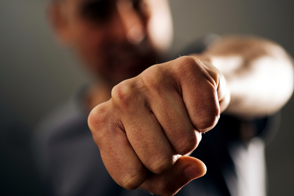 Brutaler Gruppenangriff am Samstagabend in Wiesbaden. Drei Unbekannte schlagen Wiesbadener Mann zusammen.