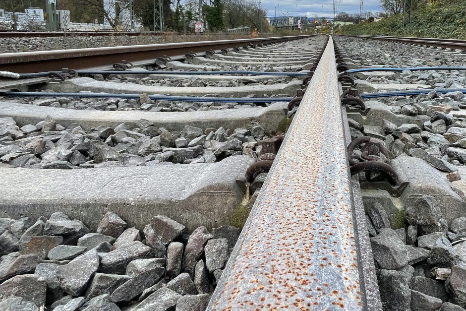 Wiesbaden, Hochheim und Hofheim am Taunus fordern die Bundesregierung und die DB InfraGo auf, den Beginn der Bauarbeiten für die „Wallauer Spange“ zeitnah zu ermöglichen.