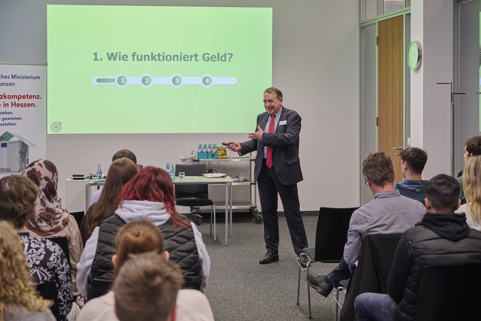 Minister Lorz gab Azubis einen Finanz-Workshop beim Zukunftstag in der IHK Wiesbaden
