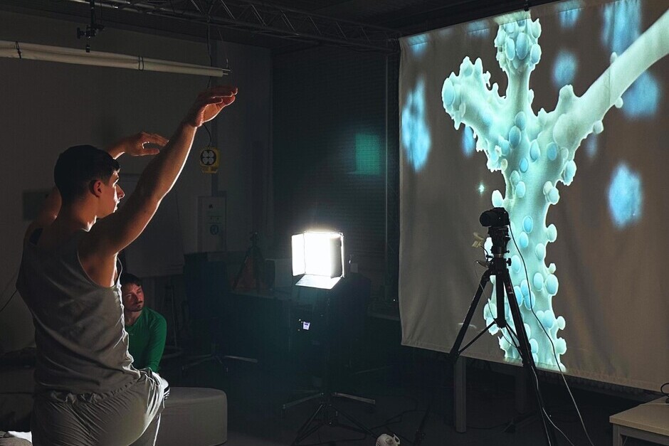 Das Hessische Staatsballett lädt zu einer KI-Installationsperformance ins Kunsthaus Wiesbaden ein.