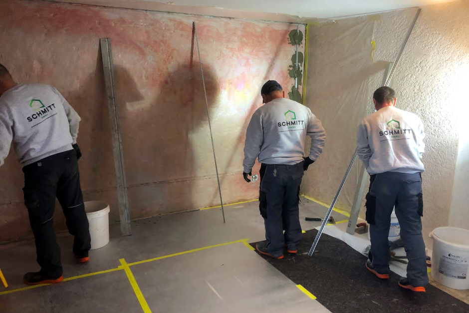 Feuchte Keller sind im Altbau kein Einzelfall – besonders in Regionen mit hohem Bestandsanteil wie Wiesbaden und dem Rhein-Main-Gebiet. Entscheidend ist, Ursachen korrekt einzuordnen und Abdichtungsmaßnahmen an die historische Bauweise anzupassen. Der Beitrag erklärt typische Feuchtequellen, warum Standardlösungen im Altbau häufig an Grenzen stoßen und welche Ansätze sich in der Praxis bewährt haben.