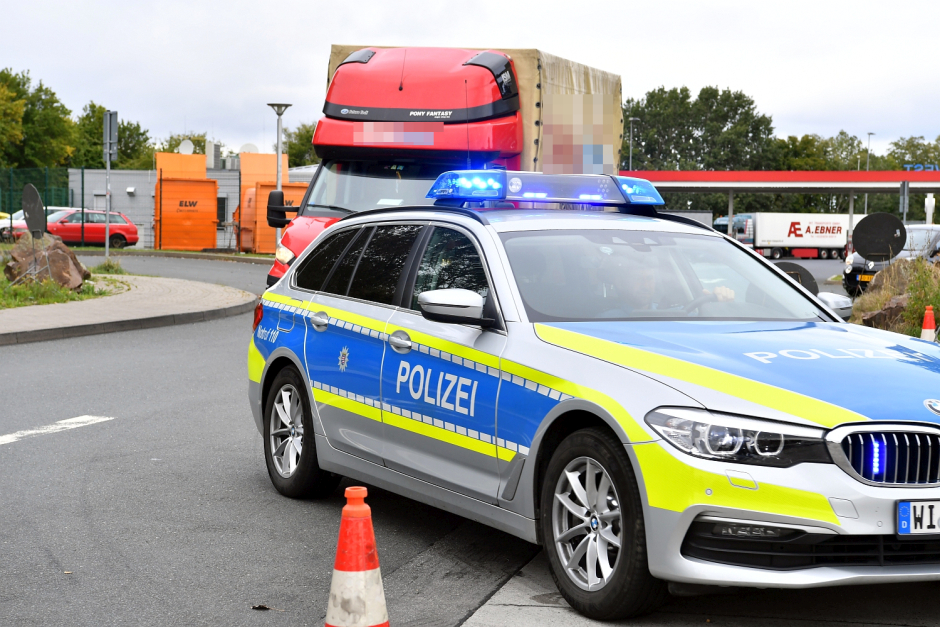 Die Wiesbadener Polizei hat am Mittwoch auf der BAB 3 Richtung Frankfurt massiv zugegriffen. Am Parkplatz Theißtal West wurden LKW-Überholer und Tempodämonen gejagt – Bilanz erschreckend.