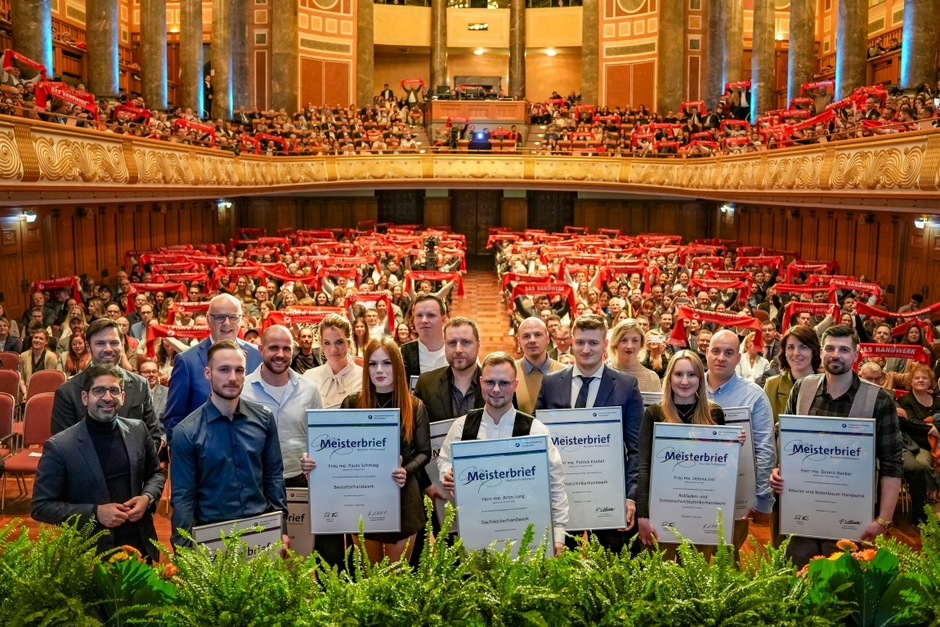 Im Wiesbadener Kurhaus haben 400 Meisterabsolventen ihre Meisterbriefe entgegengenommen.