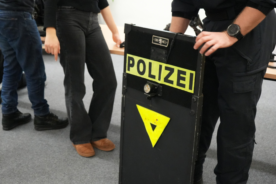 Rund 50 junge Menschen bekamen am Donnerstagabend, 29. Januar 2026, einen exklusiven Einblick ins Polizeipräsidium Westhessen in Wiesbaden. Die Veranstaltung „Nachts im Präsidium" zeigte authentisch den Polizeiberuf – von Alltagsaufgaben bis zu Karrierechancen.