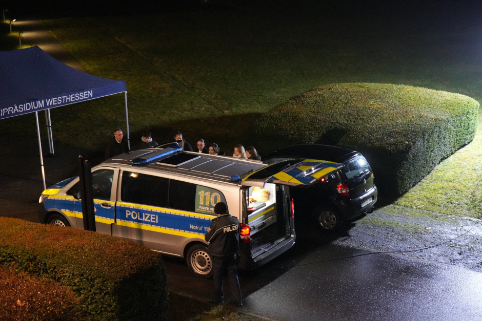 Rund 50 junge Menschen bekamen am Donnerstagabend, 29. Januar 2026, einen exklusiven Einblick ins Polizeipräsidium Westhessen in Wiesbaden. Die Veranstaltung „Nachts im Präsidium" zeigte authentisch den Polizeiberuf – von Alltagsaufgaben bis zu Karrierechancen.