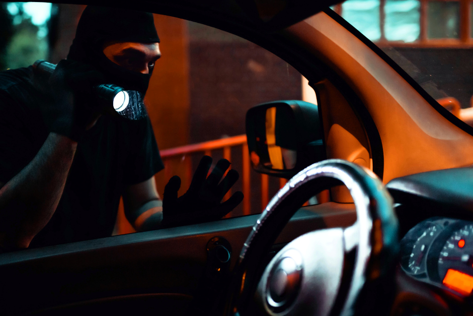 Autodiebe schlagen in dieser Woche dreimal in Wiesbaden zu: Zwei weiße Peugeot Kleinbusse aus der Rheingaustraße und ein schwarzer Porsche Macan aus der Martinstraße verschwunden. Polizei sucht Zeugen.