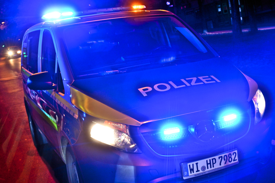 Polizeieinsatz Mainzer Straße: 30-jähriger Wiesbadener greift Beamte brutal an, verletzt zwei Polizisten leicht – Festnahme und Gewahrsam. Ermittlungsverfahren eingeleitet. Kriminalität Wiesbaden Sonntag.
