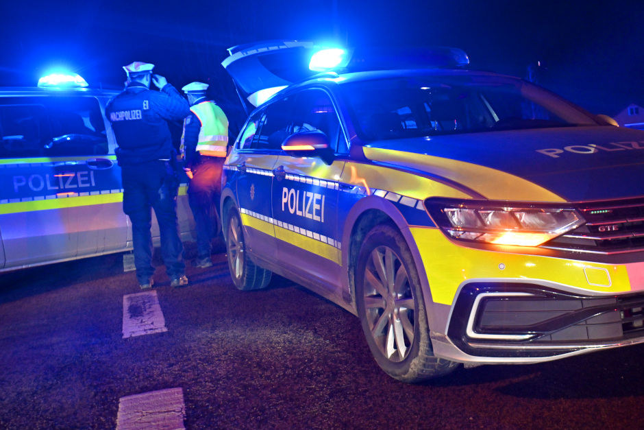 Vandalismus im Wahlkampf: Trio am Bismarckring in Wiesbaden beim Plakat-Zerstören am Sonntagmorgen erwischt. Polizei nimmt Trio fest.