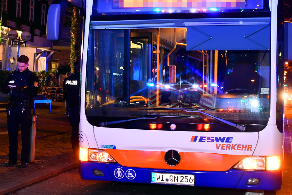 Gewalttat in der Nacht zum Dienstag: Ein Jugendlicher wurde in einem Bus Richtung Mainz-Kastel von einer Gruppe Unbekannter attackiert. Nur durch das beherzte Eingreifen anderer Fahrgäste konnte Schlimmeres verhindert werden. Die Polizei Wiesbaden hat die Ermittlungen aufgenommen und bittet um Mithilfe.