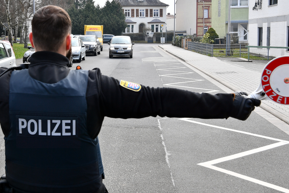 Die Wiesbadener Polizei und das Hessische Präsidium Einsatz führten am Mittwoch eine stationäre Verkehrskontrolle auf der Rheingaustraße durch. Ergebnis: Massive Verstöße – Pendlerstraße im Fokus.