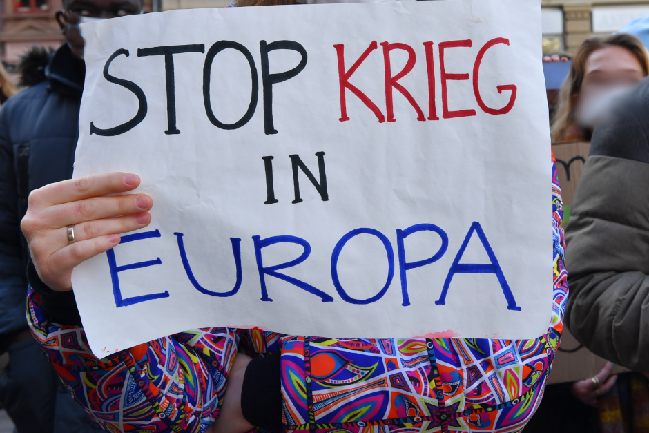 Vier Jahre nach dem russischen Angriffskrieg: Wiesbaden gedenkt der Ukraine mit einer Solidaritätskundgebung am Marktplatz. Mit OB Mende, Landtagspräsidentin Wallmann und Aufruf zu Lichtern – Start 17 Uhr am Europa-Baum.