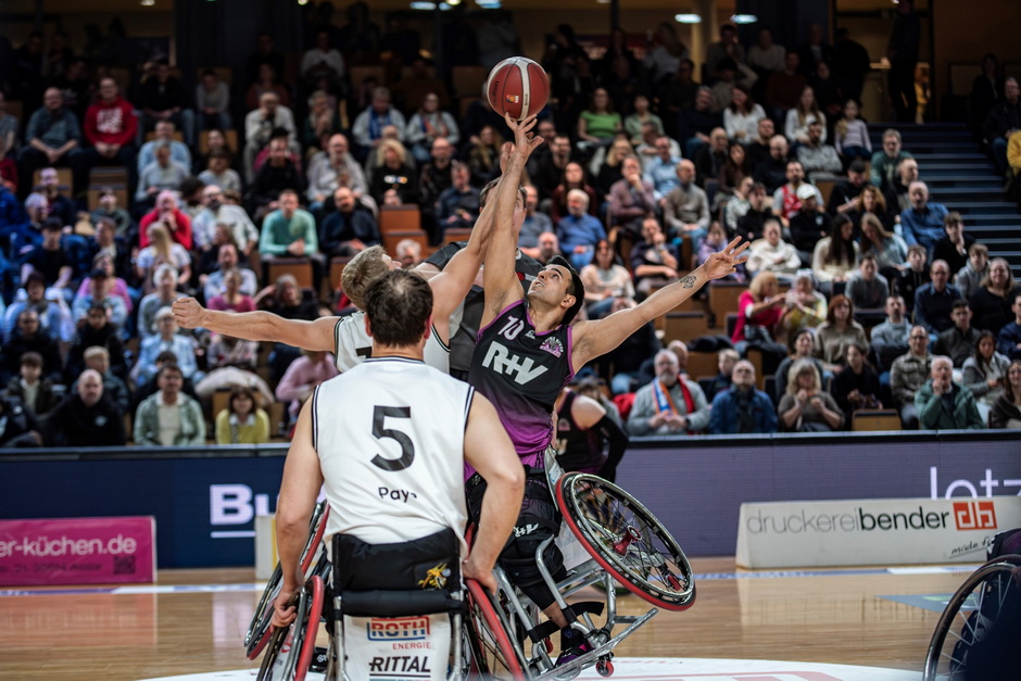 Top-Scorer Mojtaba Kamali im Zweikampf