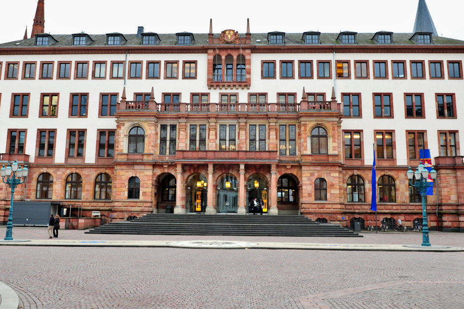 Frühere Schließung des Wiesbadener Rathauses am 28. Februar.