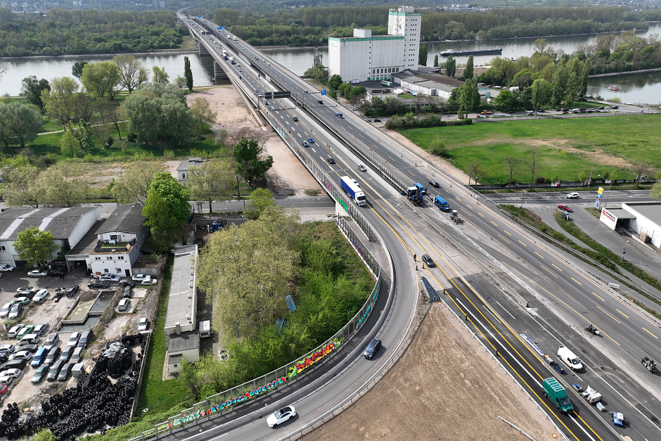 Gute Nachrichten für die Infrastruktur, aber Geduldsprobe für Pendler: Die Autobahn GmbH investiert im Jahr 2026 massiv in das regionale Straßennetz. Allein 240 Millionen Euro fließen in das hessische Revier. Im Rampenlicht der Modernisierung stehen zwei der wichtigsten Lebensadern der Landeshauptstadt: Das Schiersteiner Kreuz (A643) und die Mainbrücke bei Hochheim (A671).